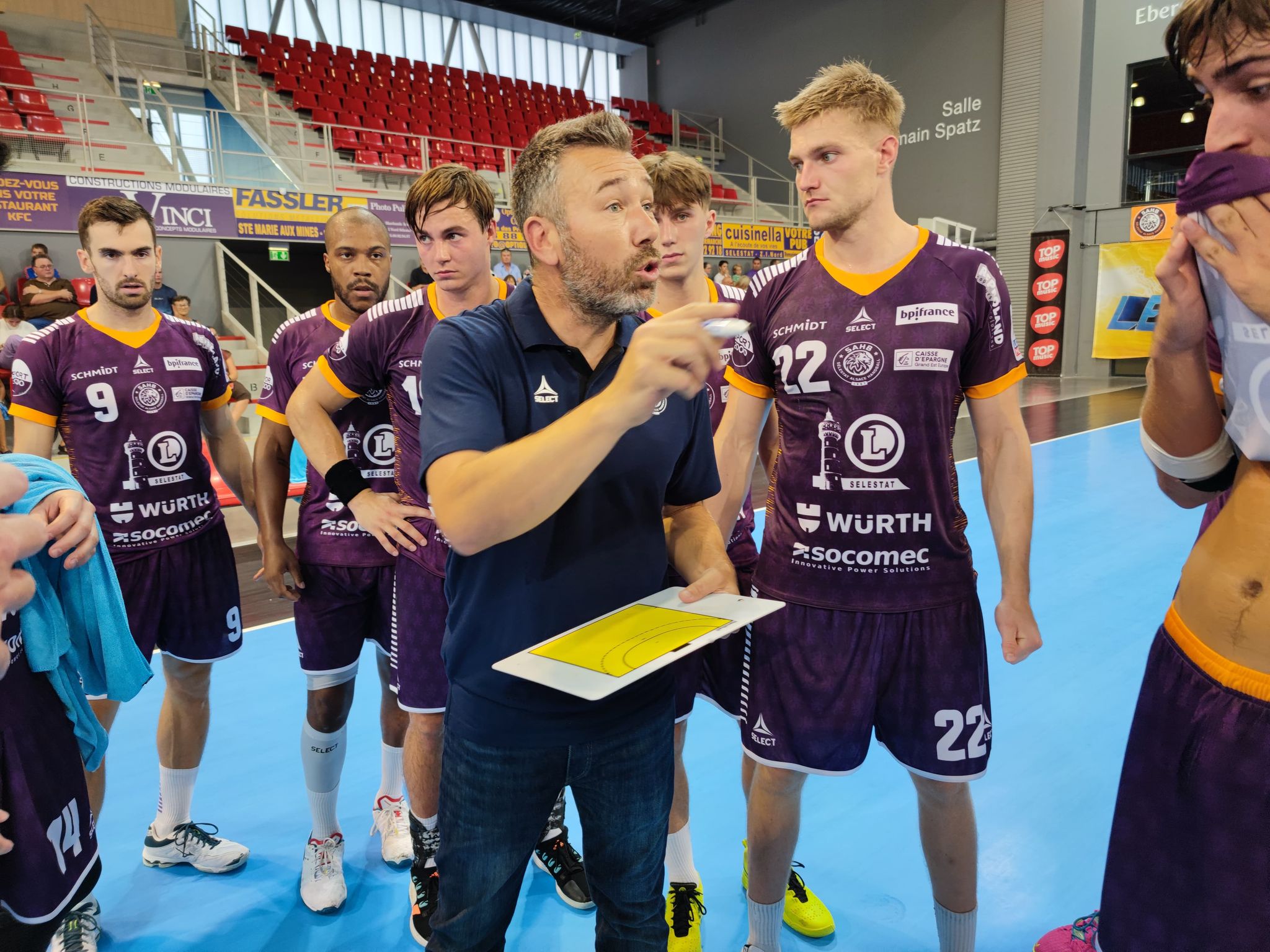 Lors d'un temps mort les joueurs écoutent les explications du coach