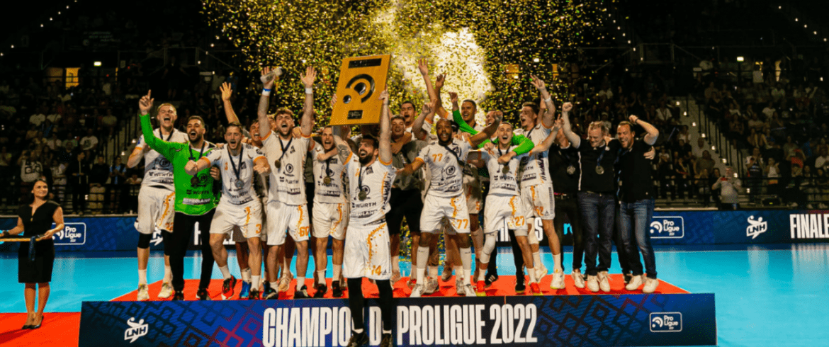 Les joueurs du SAHB soulèvent le trophée