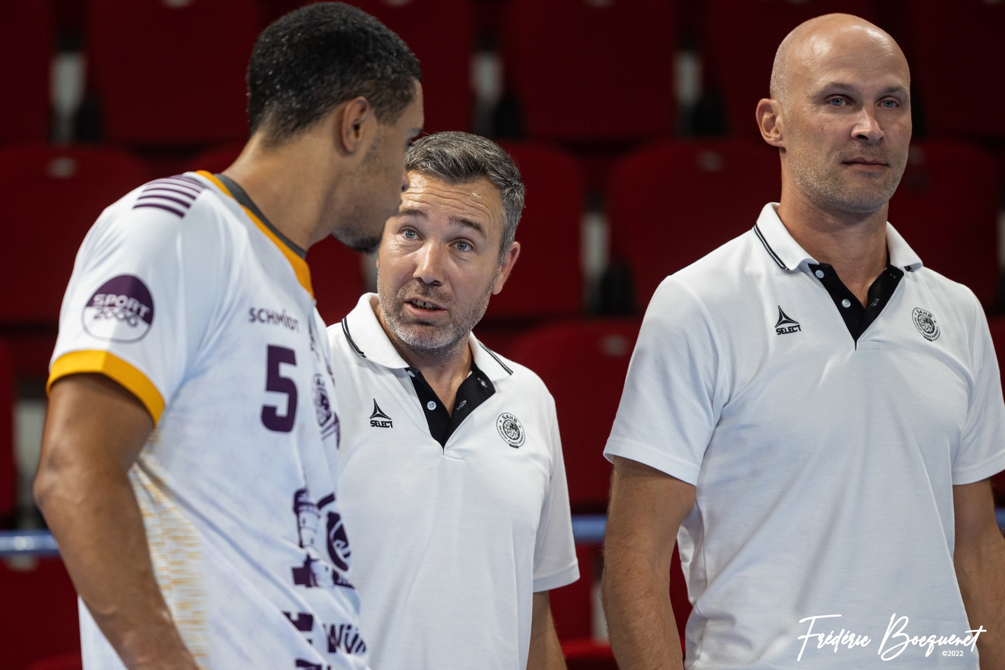 L'entraineur Laurent Busselier parle avec Théo Egermann