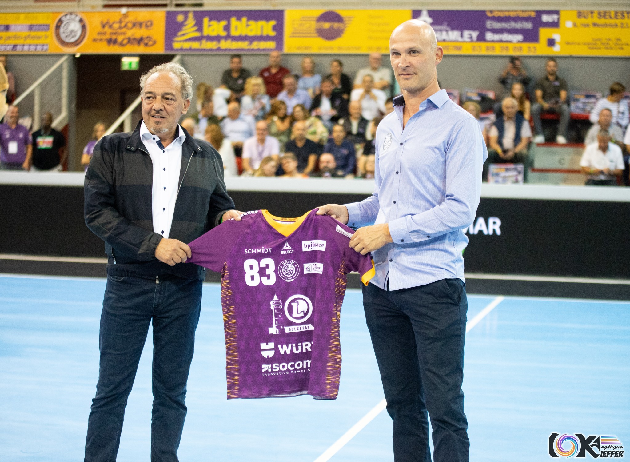 remise officielle du maillot entre 𝗜𝘃𝗮𝗻 𝗦𝘁𝗲𝘆𝗲𝗿𝘁, PDG de Socomec Group et Christian Omeyer, Président du Sélestat Alsace Handball (SAHB) a eu lieu juste avant le coup d’envoi du match Sélestat - Dunkerque lors de la 1ère journée de 𝗟𝗶𝗾𝘂𝗶 𝗠𝗼𝗹𝘆 𝗦𝘁𝗮𝗿𝗟𝗶𝗴𝘂𝗲