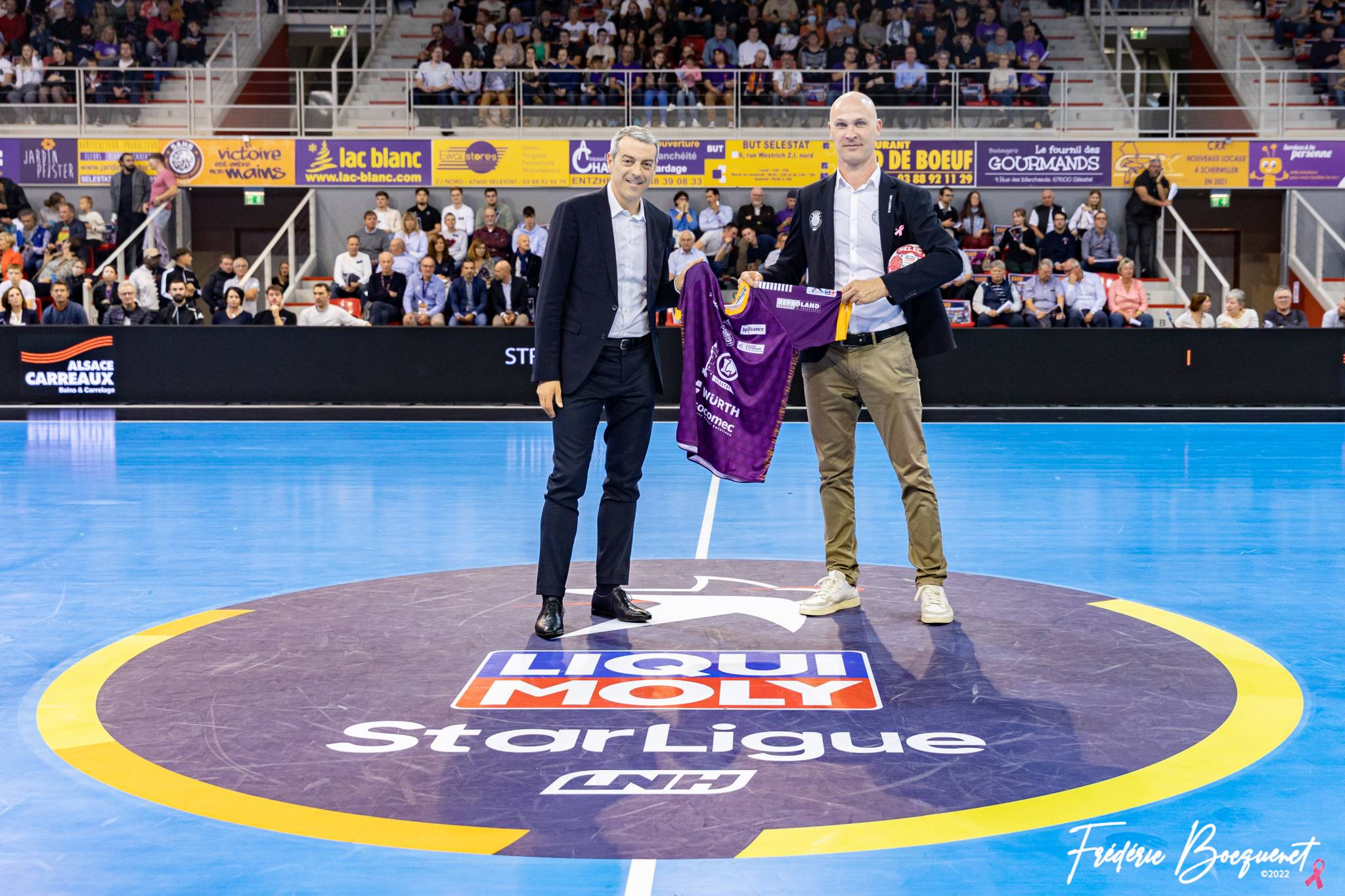 Lionel Stantina, dirigeant de REPROLAND et Christian Omeyer, Président du Sélestat Alsace Handball (SAHB) ont officialisé la prolongation du partenariat