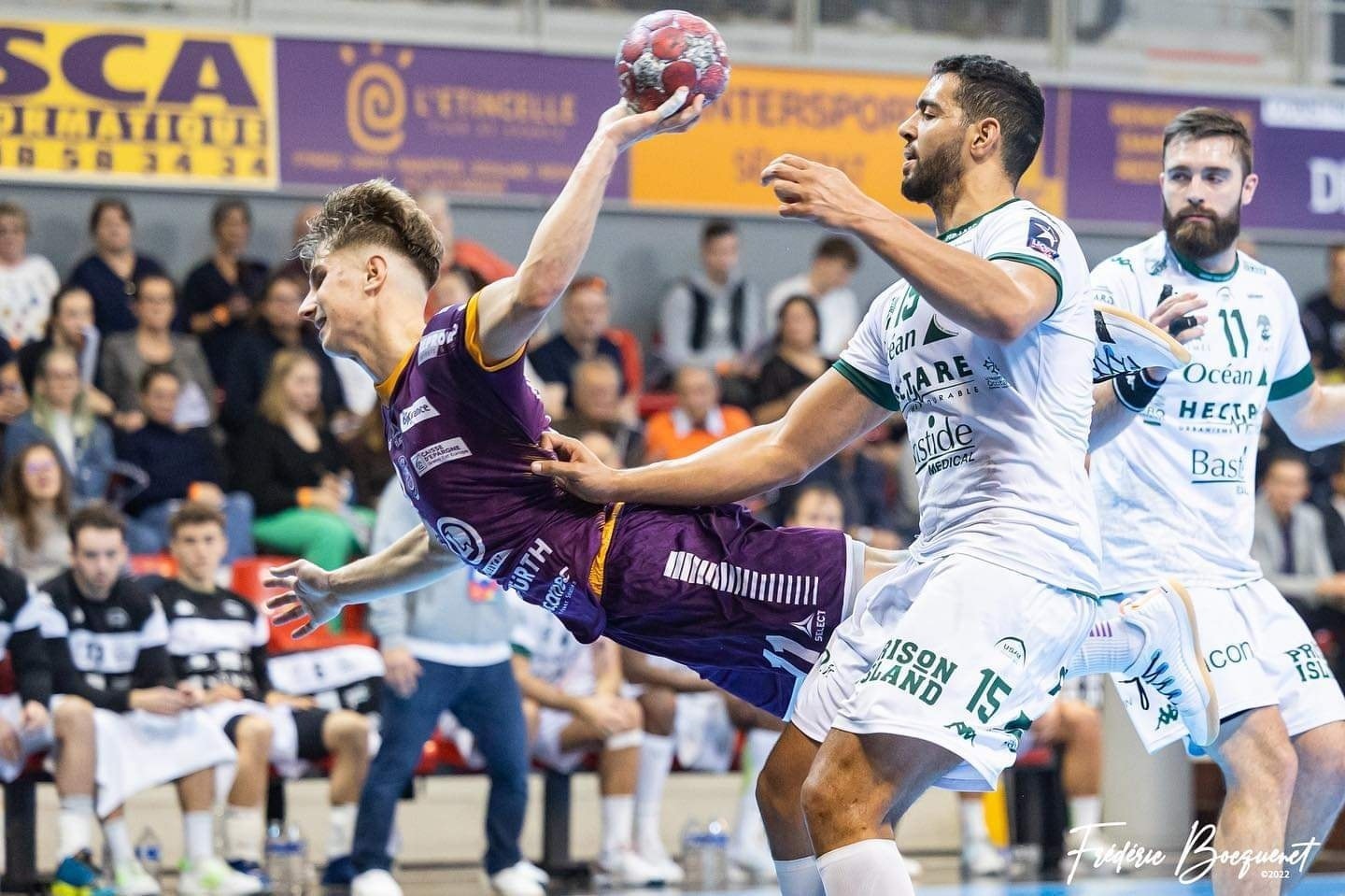 Hugo PIMENTA est au tir face au gardien de Nîmes