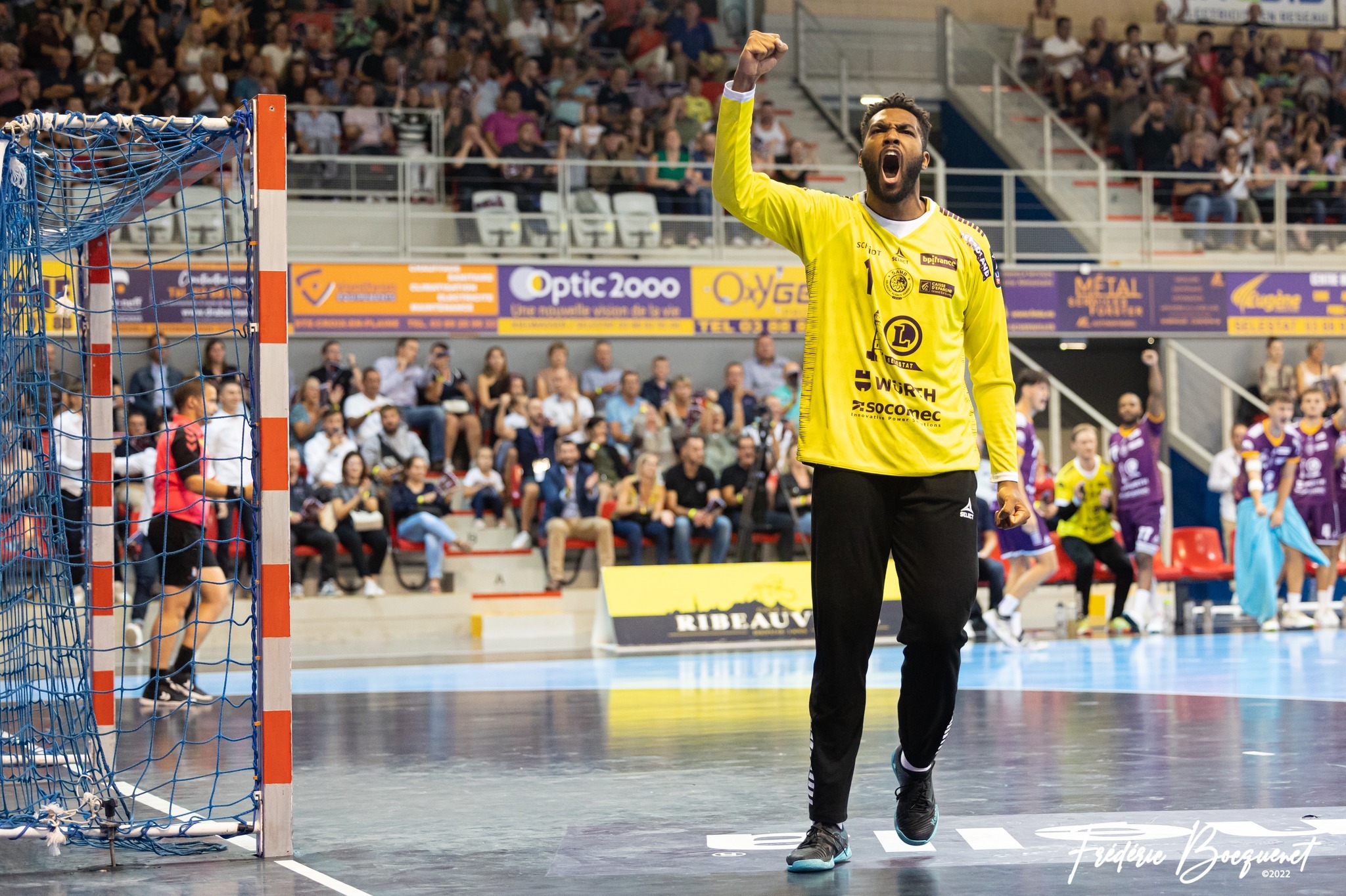 Romain Mathias célèbre un arrêt devant ses supporters