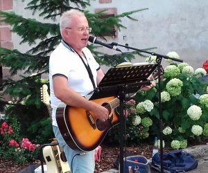 François PAQUOT sur scène avec sa guitare